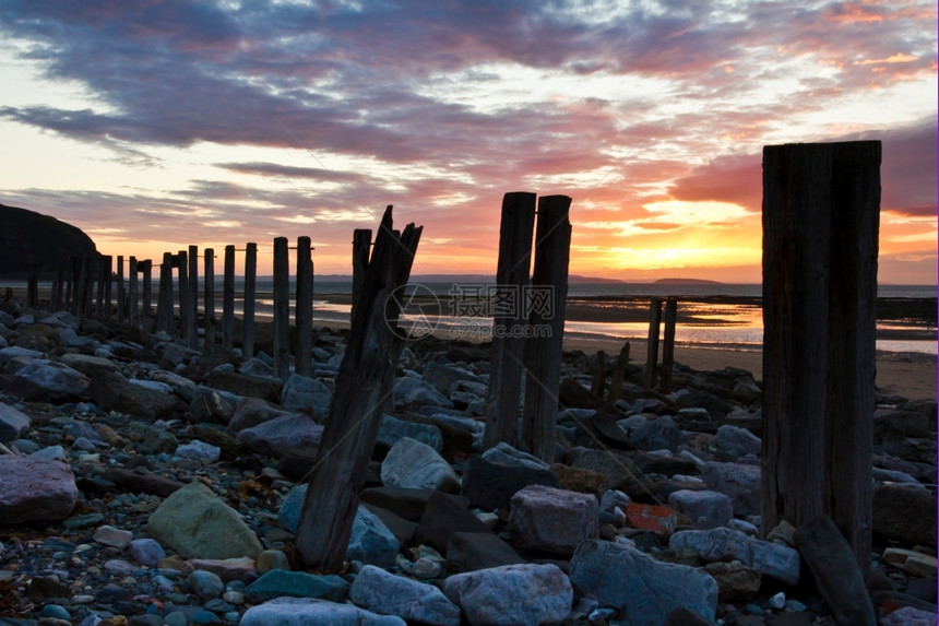 日落时Conwy海滩上的旧防御系统金的美丽康威图片