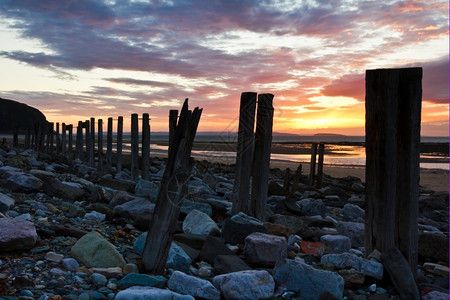 日落时Conwy海滩上的旧防御系统金的美丽康威图片