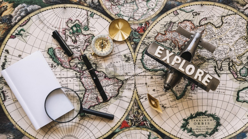 桌上复古的旅行概念指南针世界图片