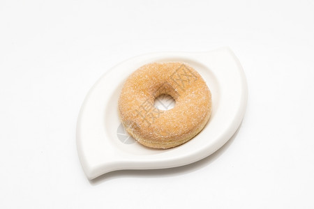 美食白色背景的盘子上甜圈圆形棕色图片