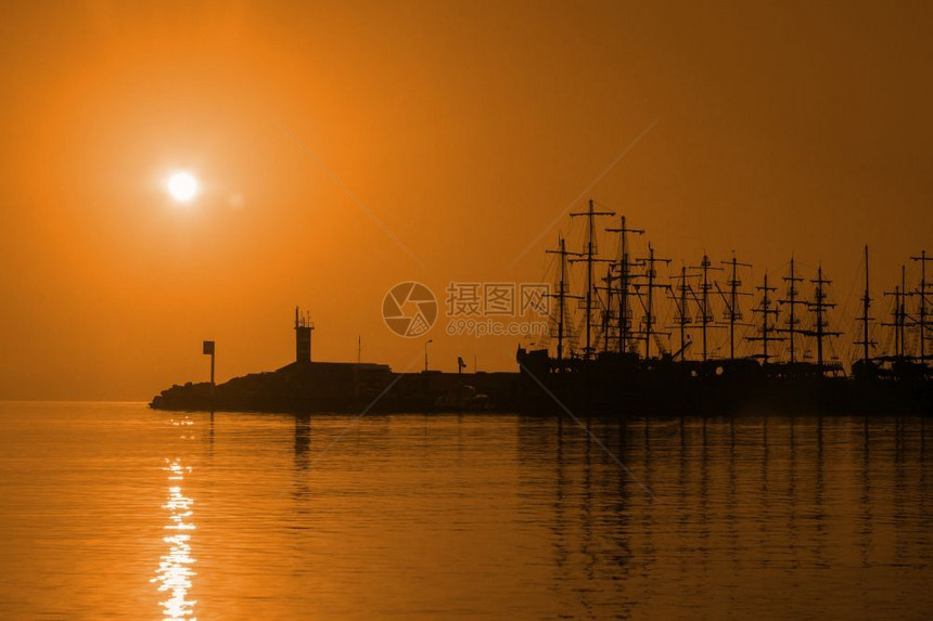 天空在日落之幕下航行的帆船墙纸美丽的图片