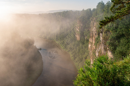 清晨的雾在河峡谷地风景上升起山艾观图片