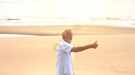 夏天在沙滩上快乐的老人图片