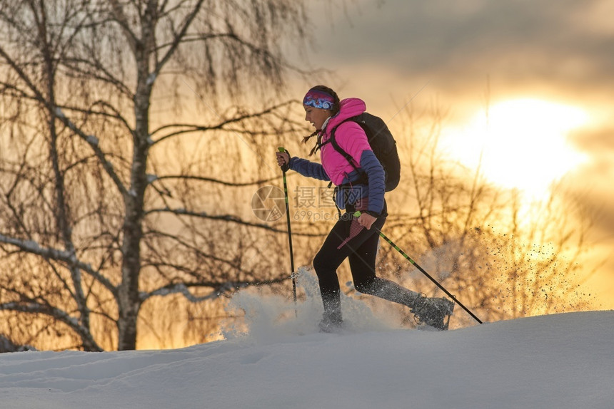 季节一个运动的年轻女孩带着雪鞋跑来去女士步行图片
