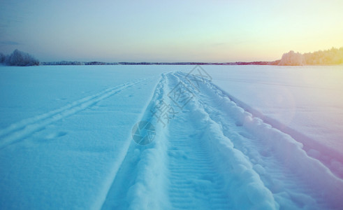 冬天白色的仙境冰冻湖上雪车的冬季风景图片