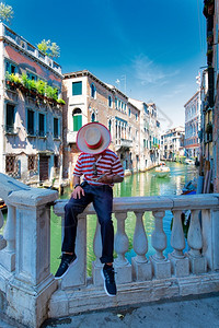 水岛传统的意大利威尼斯2018年月日一位坐在桥上等待顾客的威尼斯大亨图片