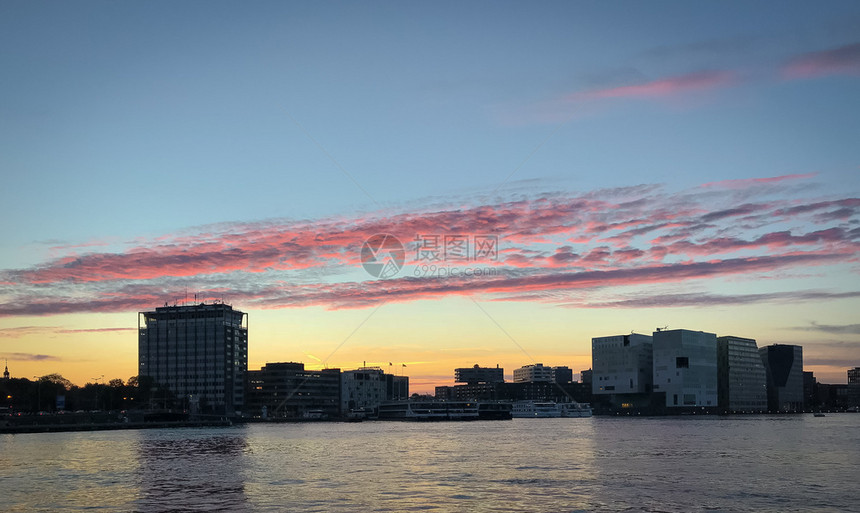 城市船大气层荷兰阿姆斯特丹港上空的日落图片