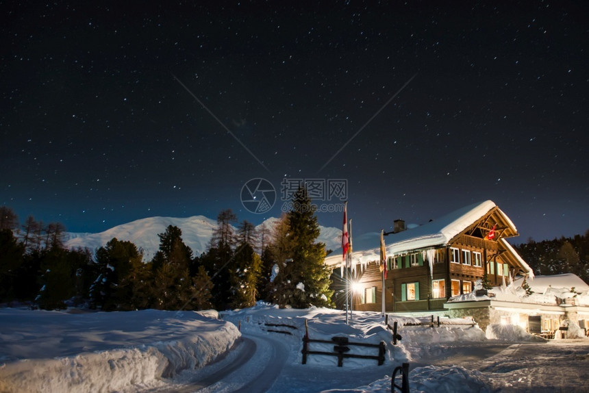 景观避难所寒冷的晚上雪中山地餐厅准备欢迎观光客吃晚饭图片
