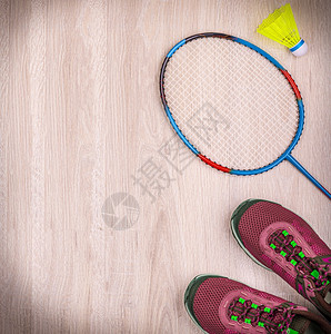 健康斗地多装有羽毛球棍和运动鞋的体育设备装在木本底上装有羽毛球棒和木本底运动鞋的体育设备放背景图片
