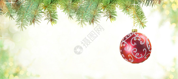 庆典散焦圣诞灯背景下绿色圣诞树上带有装饰品的红球背景复制合唱团设计图片