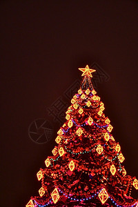 夜晚发光的圣诞树图片
