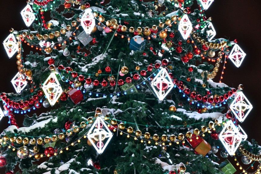 圣诞树上发光的装饰串灯图片