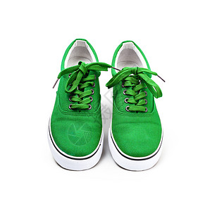 现代的户外随意一双绿色帆布鞋隔离在白色背景与剪切路径一双绿色帆布鞋隔离在白色背景图片