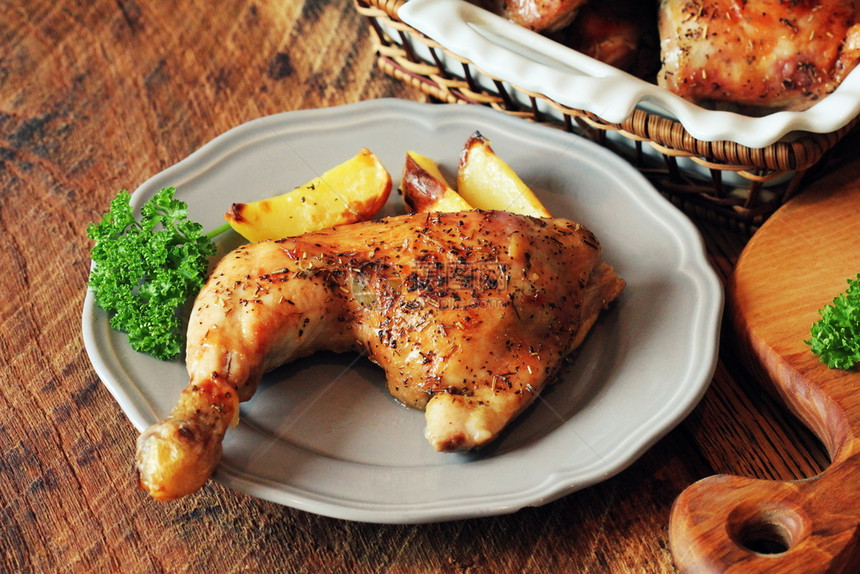 晚餐一顿饭红鸡腿和马铃薯用于装饰木林背景红鸡腿ccc玉米图片