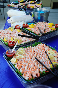食物对虾大量罐壳和熟配有柠檬片和海鲜酱鱼虾柠檬煮熟的图片