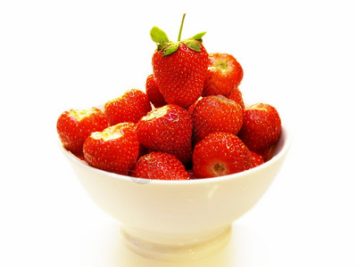 新鲜的红色白碗中草莓水果切成白的食物图片