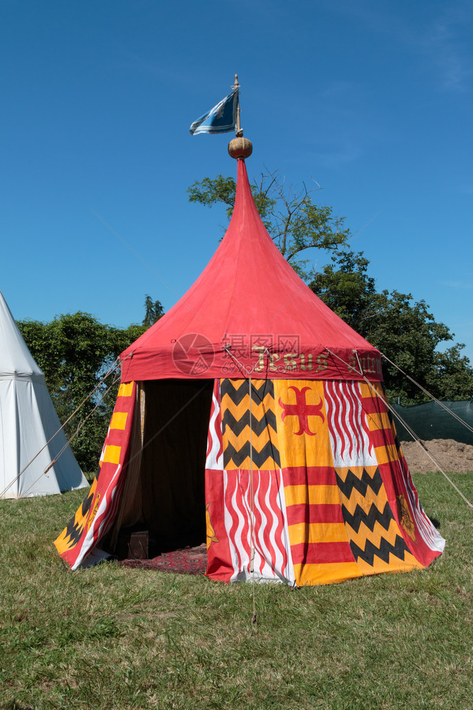 露营历史的草地上红色和黄帐篷为中世纪活动博览会设置草地上的红色和黄帐篷为中世纪活动博览会设置图片