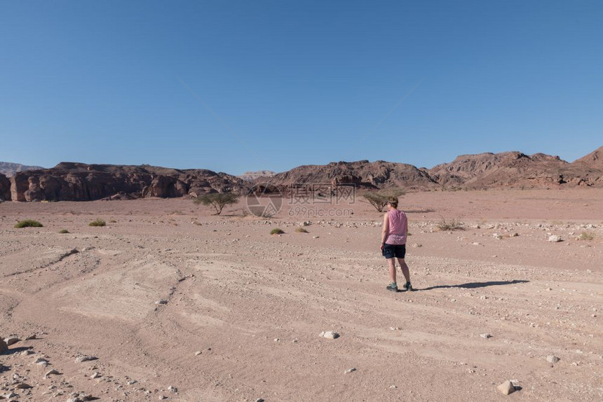 砂岩结石在南部Israel州临时公园中行走的妇女在北部公园中行走的妇女山图片