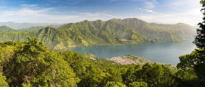 冒险拉戈Atitlan湖的全景和Irsqopos火山高地拉图片