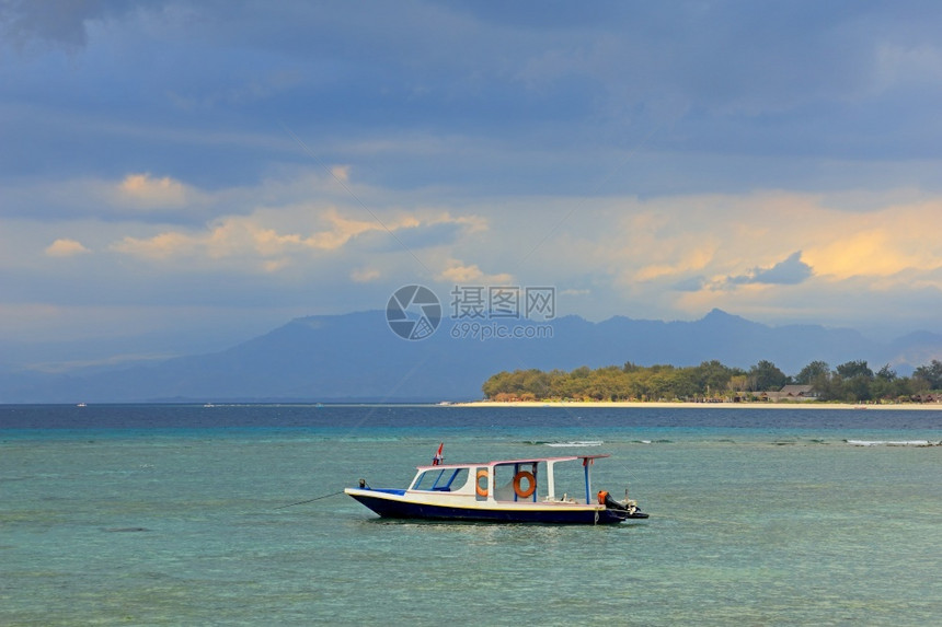 景区印度尼西亚热带风景岛屿船上有锚与乌云笼罩的黑暗天空对撞户外旅游图片