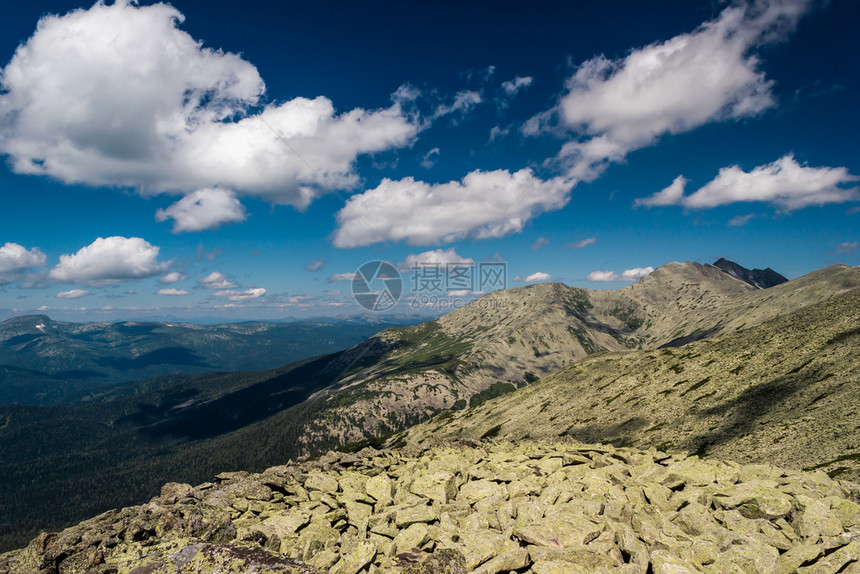 自然结石蓝天空下有云的岩石山谷之景旅游到山上行公园图片