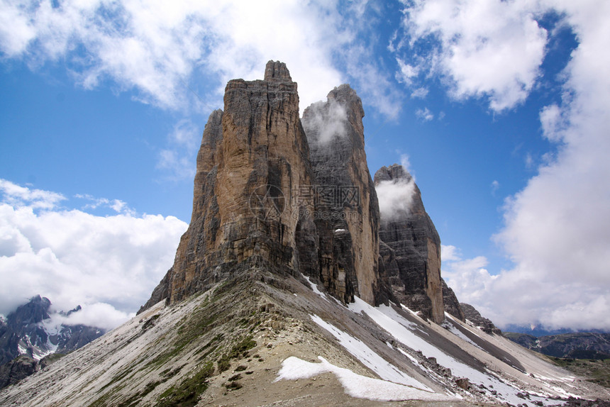 已知受欢迎的股票多洛米特山区的丘岩石塔是蓝天前的顶峰图片