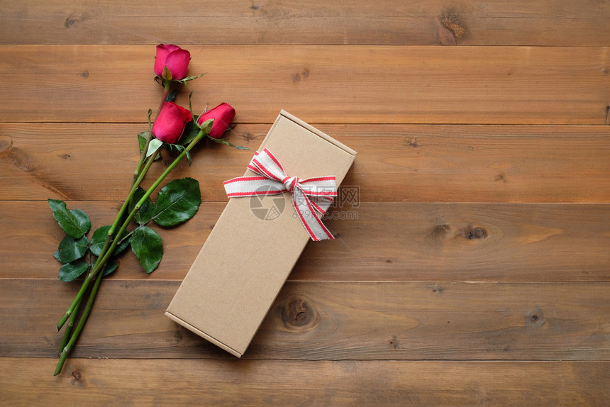 红玫瑰和礼品盒图片