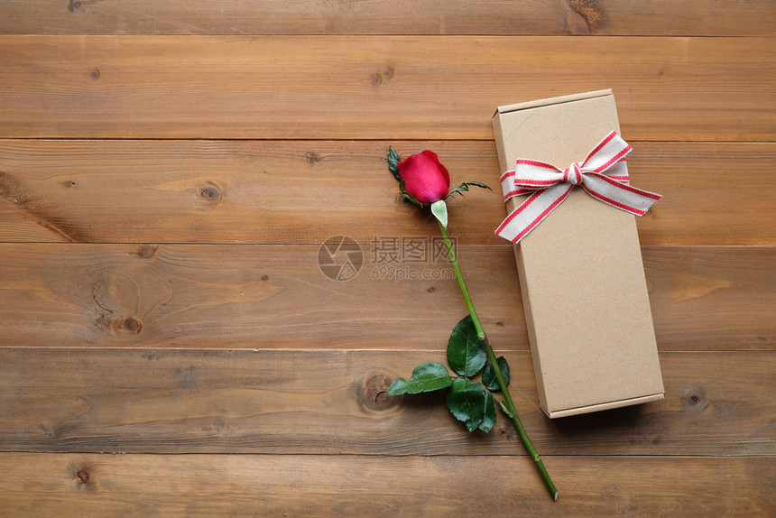 红玫瑰花和礼品盒图片