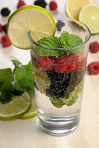 稀烂健康水一杯柠檬汁来自黑莓浆和覆青灰薄荷的草莓图片