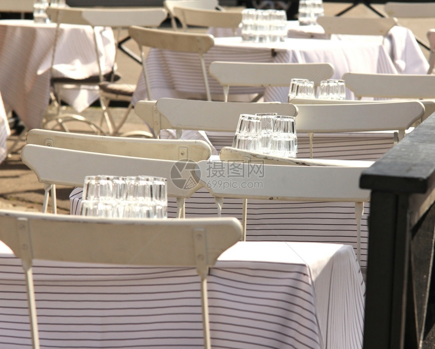 白椅子和桌餐厅户外白色的贝图姆玻璃图片