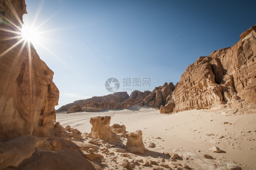 苹果浏览器干河环境蓝天空和太阳的沙漠景观丘和山图片