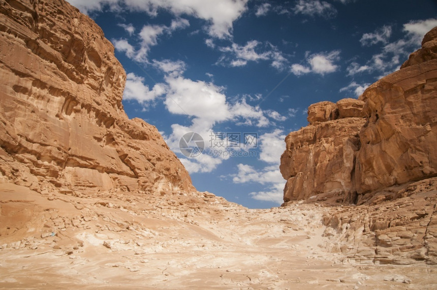 蓝天空和太阳的沙漠景观丘和山旅游干旱西奈半岛图片