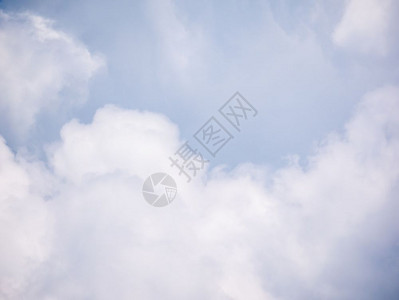 夏天空气颜色用于背景的天空上关闭白云图片