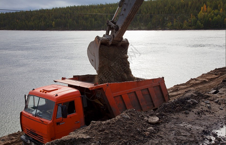 行业发动机森林在俄罗斯北泰加湖边修建道路造公图片