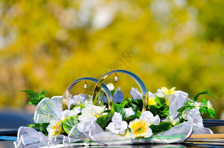 花朵星期三两个大环有钟铃和鲜花作为汽车屋顶装饰品绿色图片