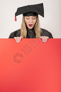 手拿标语版的大学毕业生背景图片