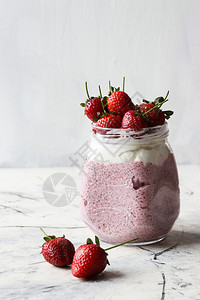 配草莓的Chia种子布丁生的酸奶麦片图片