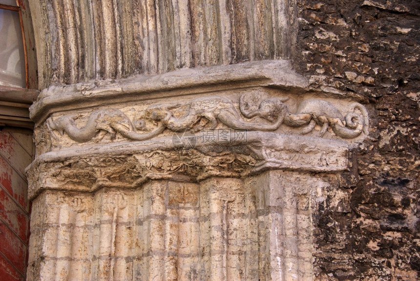旅游多米尼加建造西亚修道院入口门的拱上雕刻图片
