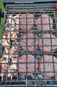 烧烤架上的肉串和肉饼图片