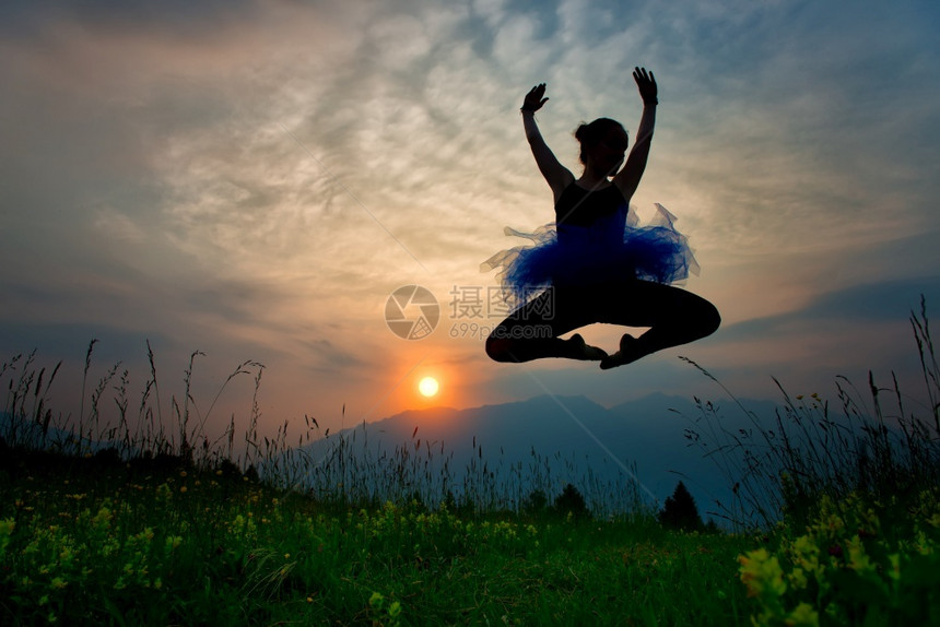 充满活力芭蕾舞动态的夕阳下大自然中的女舞者图片