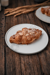 自制法语含奶油的杏仁角面包木本底填充小吃图片