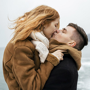 身体盒子冬季接吻时湖边一对情侣最佳图片
