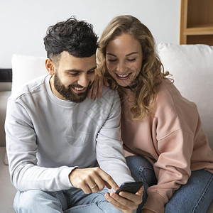 盒子夫妻一对笑的情侣在智能手机家里起诉自然水果图片