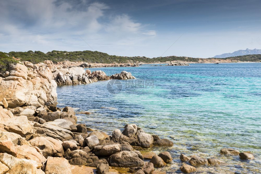 水在马达莱纳岛附近的萨迪尼亚你可以乘渡轮从意大利萨丁亚州拉马达代尔纳岛萨迪亚的地尼娅马达莱纳岛SardiniaPalce图片