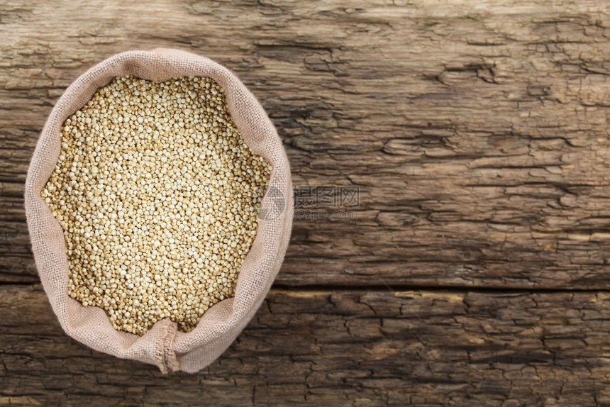 乙粮食包里有原白奎诺亚种子袋里有切诺皮迪安奎亚用侧面复制空间拍摄了顶部照片选择焦点聚于quinoaRaw白昆诺亚种子假谷物图片