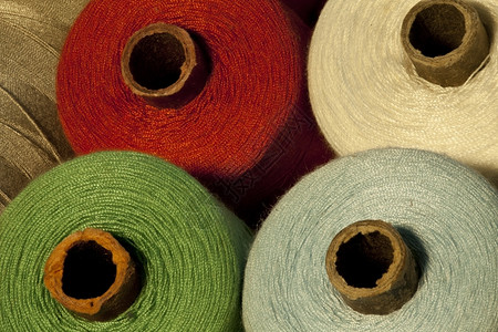 线轴bobbins上的彩色裁缝线棉布织物图片