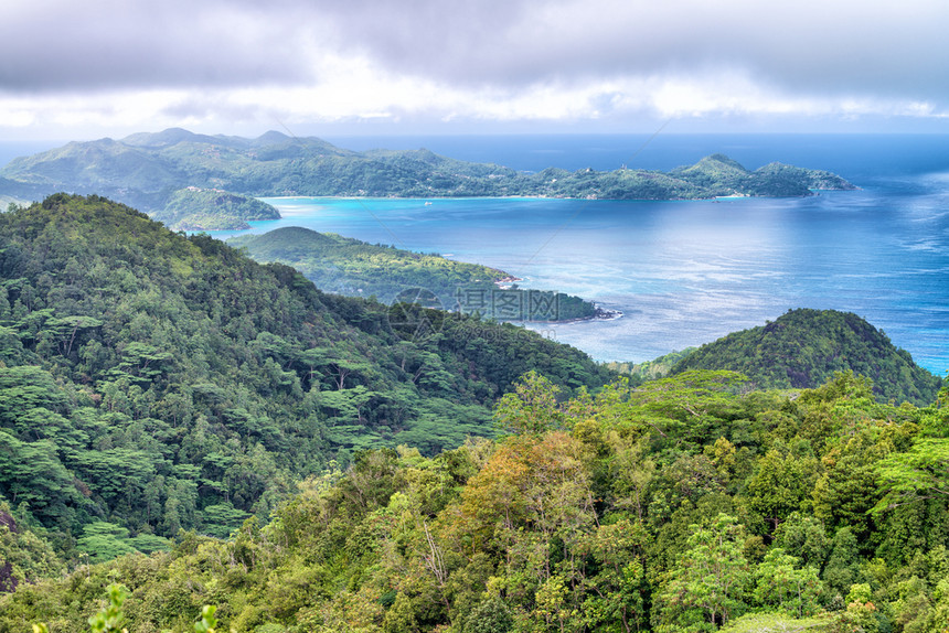马洛卡檀香山美丽的岛屿脉鸟瞰图植被和海洋美丽的岛屿山脉鸟瞰图图片