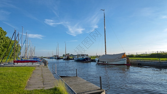 水上运动海滨季节在荷兰OudegaFriesland港口航行的船艇图片