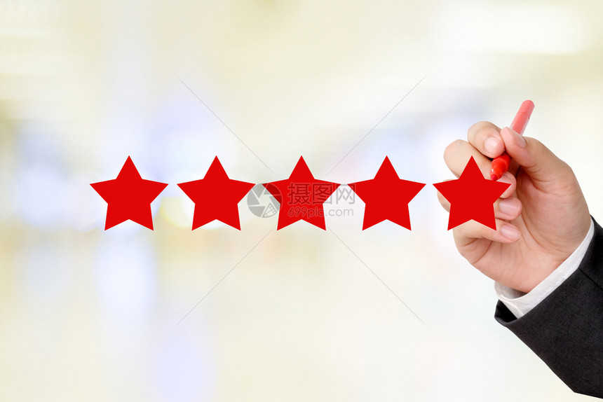 在模糊的背景客户满意度概念商业背景横幅上写红五星的商人手写红五星评论速度优秀的图片