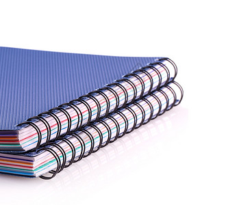文章两本蓝日记在白背景上的螺旋笔记本横幅信息图片